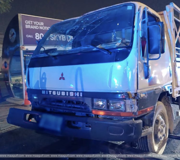 దుబాయ్ లో బస్ స్టాప్‌లోకి దూసుకొచ్చిన లారీ..!!